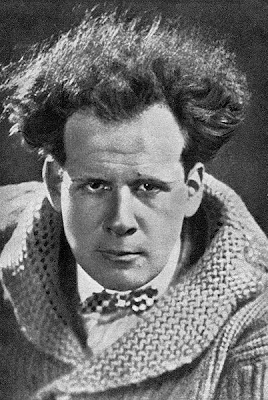 https://2.bp.blogspot.com/-tBBSCqG-Rio/UGO6MS3GuGI/AAAAAAAADtQ/bviWyX0TQtU/s400/402px-Sergei_Eisenstein_01.jpg