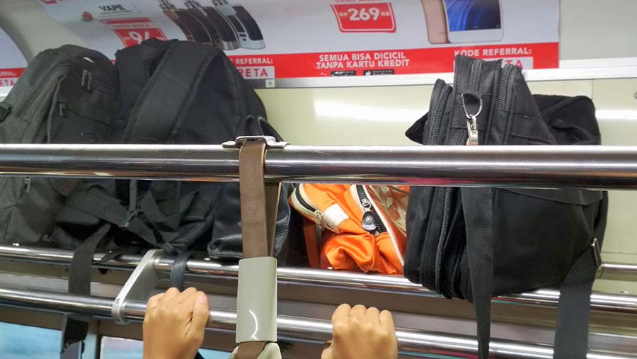 Tips Cara Agar Barang Bawaan Aman Saat Naik Kereta Api KRL Commuter Line | Budioso Blog Tips Cara Agar Barang Bawaan Aman Saat Naik Kereta Api KRL Commuter Line | Budioso Blog