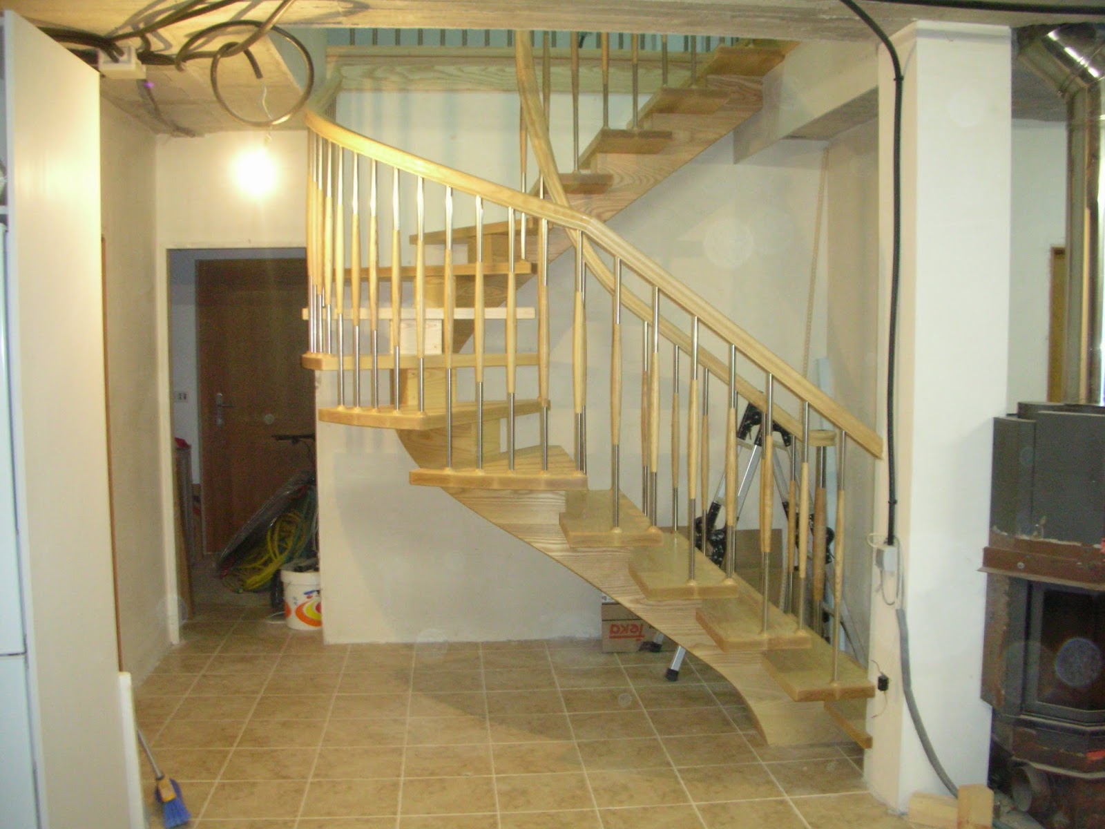 ESCALERAS Y PASAMANOS: ESCALERA DE ZANCA CENTRAL HELICOIDAL