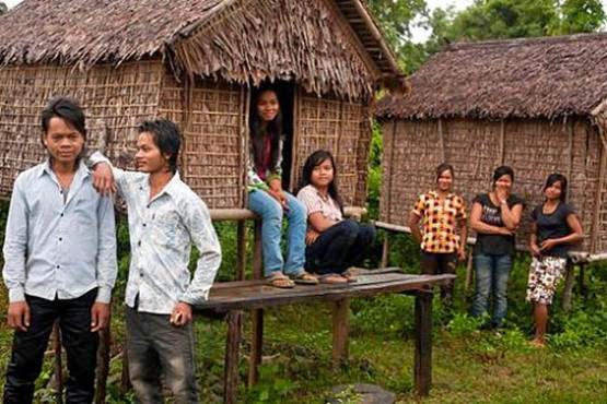 Para pemuda dan pemudi Suku Kreung, Kamboja
