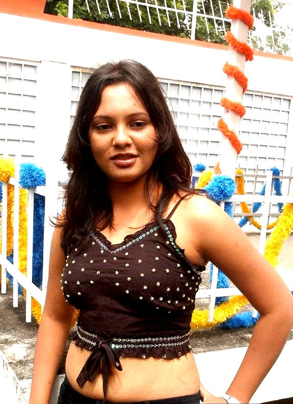 Online Picture Gallery Tamil Girl Showing Navel 