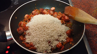 Arroz amarillo con salchichas