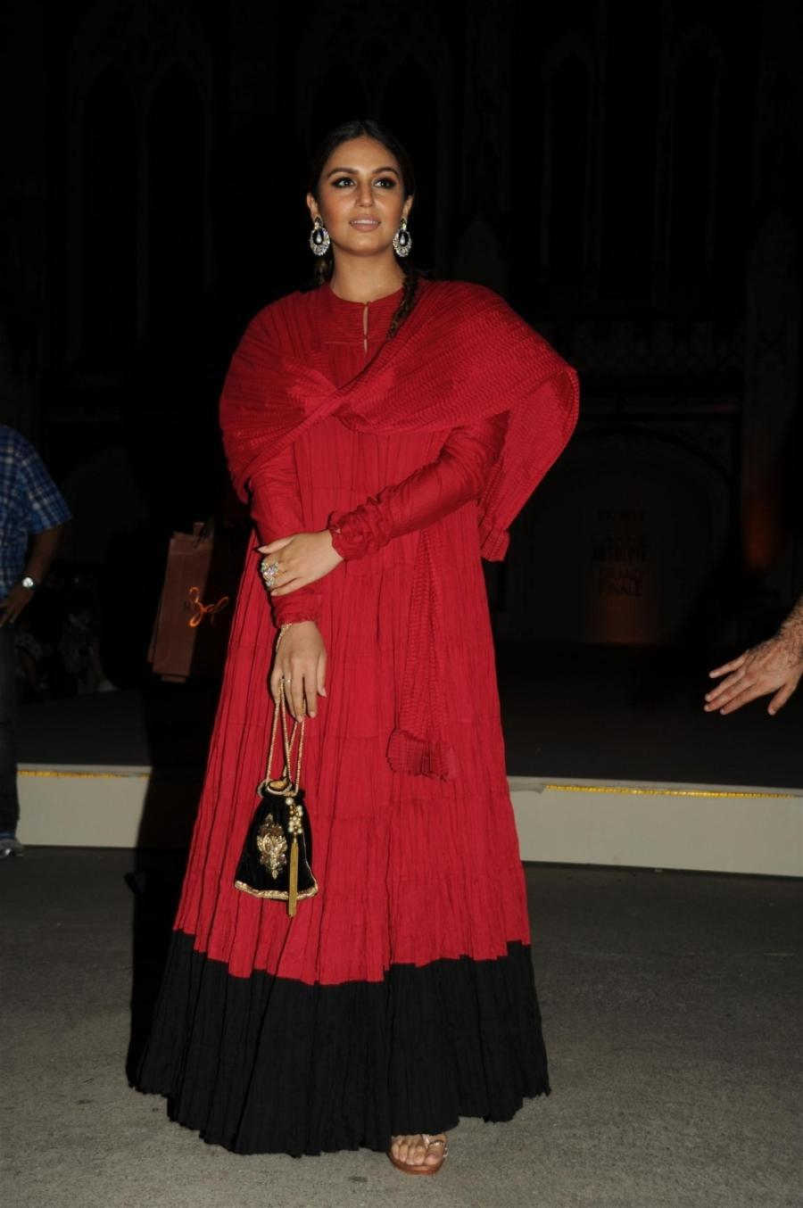 Mumbai Hot Girl Huma Qureshi In Red Dress At Lakme Fashion Week Summer Resort