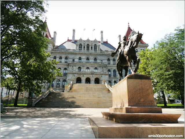 Escultura de Philip Sheridan frente al New York State Capitol, Albany