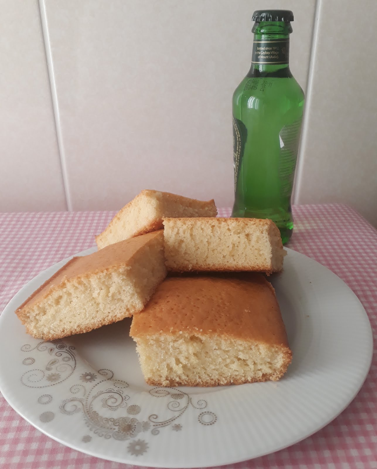 Sade sodalı kek tarifi Sodalı kek nasıl yapılır