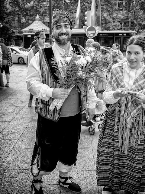 Paseando el dia del Pilar - People - Los Baturros