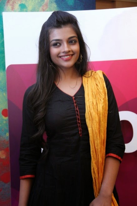 actress-ashna-zaveri-latest-stills-in-bl