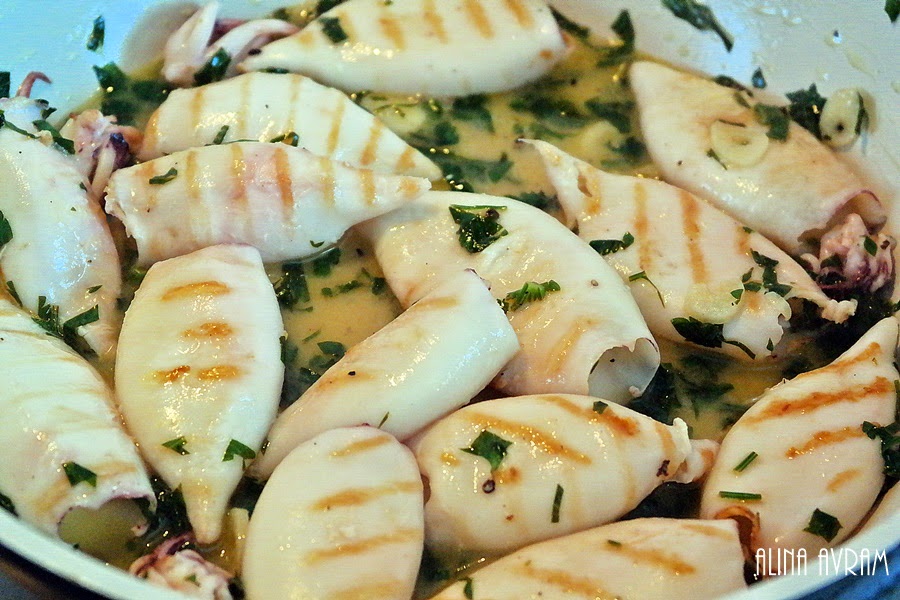 maximize Luster Culling Calamari la grătar cu sos de usturoi și pătrunjel