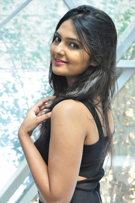 Neha Deshpande inaugurates Pochampally