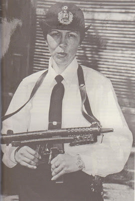 Gloria Cor, con su uniforme policial Agente de policía Gloria Cor