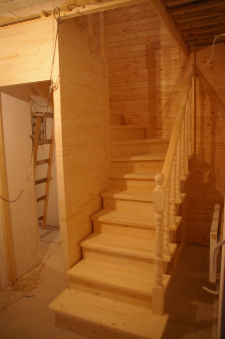 Лестница на второй этаж своими руками фото. Лестница деревянная на второй этаж. Лестница на 2 этаж в дачном доме. Деревянная лестница в дачном доме на второй этаж. Самодельная деревянная лестница.