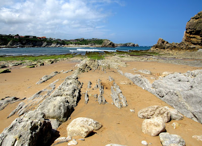 Playa de Cerrías. Rutas por la Costa Quebrada. Playas de la Costa Quebrada. Qué ver en la Costa Quebrada