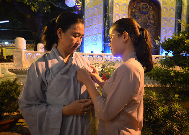 Những hình ảnh đẹp cảm động ngày Lễ Vu Lan báo hiếu