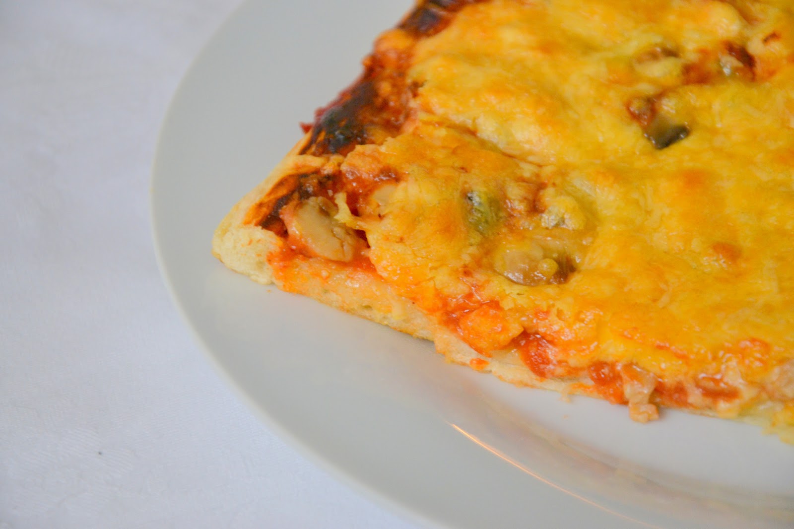 Palavras que enchem a barriga Pizza com pimentos e cogumelos para uma