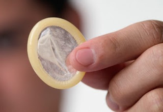 Kenapa Saat Hubungan Intim Kondom Bisa Robek? Inilah 8 Penyebabnya