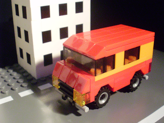 MOC carrinha LEGO à noite na cidade