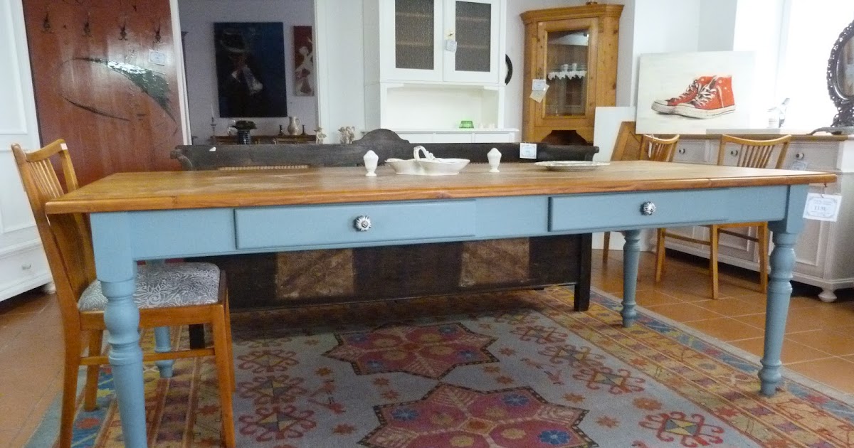Antike Möbel: großer Tisch mit Kreidefarbe