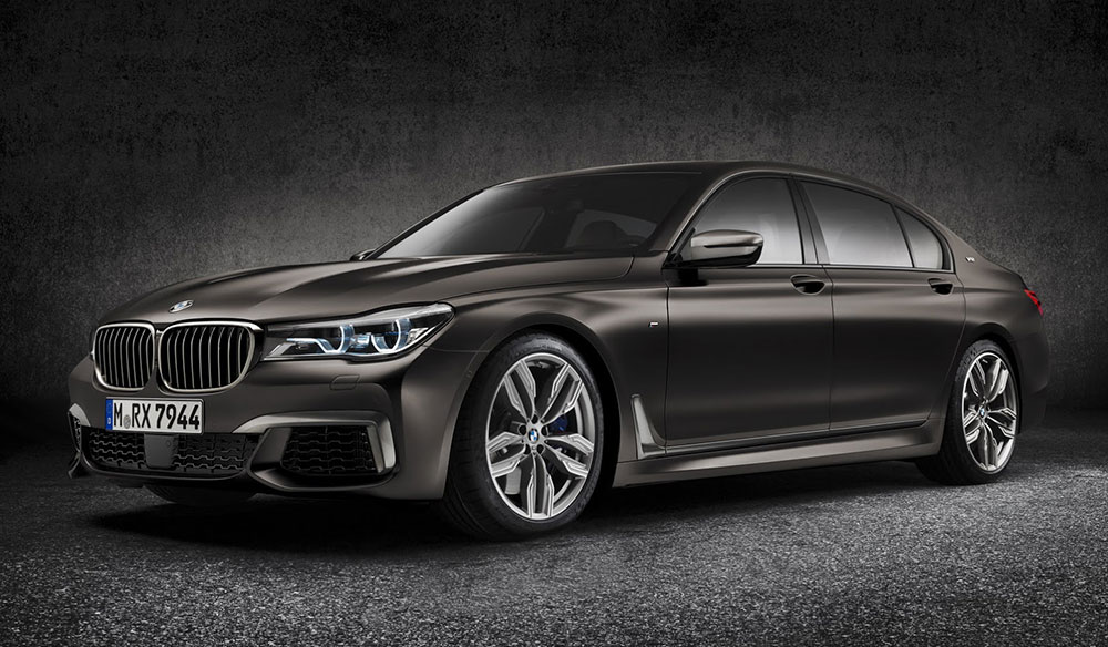 BMW 760i xDrive V12 Motoru ile Gövde Gösterisi Yapıyor