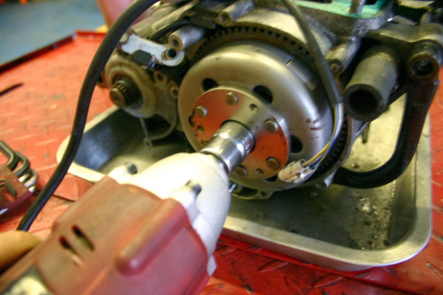 APRILIA RS 125 APRILIA RS 125 How to remove the flywheel , alternator