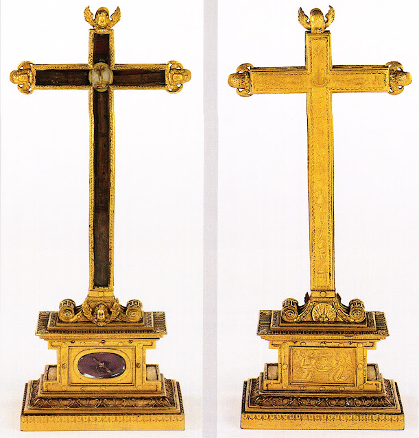 Σταυροθήκη του 1600-1630 που περιέχει δύο πολύ μικρά τεμάχια Τιμίου Ξύλου, το ένα στη βάση και το άλλο στο κέντρο του σταυρού μέσα σε κρυστάλλινες θήκες.