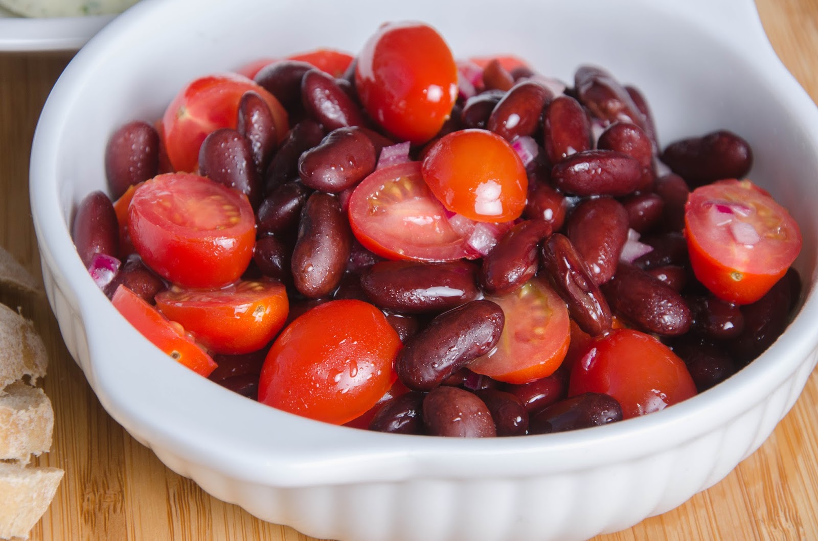 Czerwona sałatka Nigelli, czyli czerwona fasola, pomidorki i czerwona cebula w oliwie i occie 