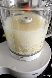 Τα αμύγδαλα αλέθονται στο blender.