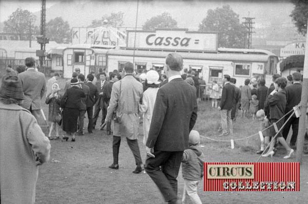 la roulotte caisse et la foule devant le cirque Krone 