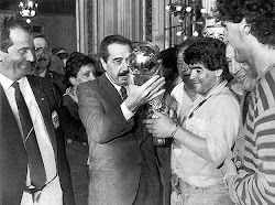 Raul Alfonsin junto a Diego Maradona