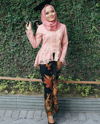 Gambar model hijab wisuda wajah bulat terbaru Gambar model hijab wisuda wajah bulat terbaru