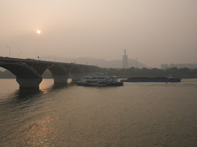 two boats approaching Juzizhou Bridge (橘子洲大桥) in Changsha