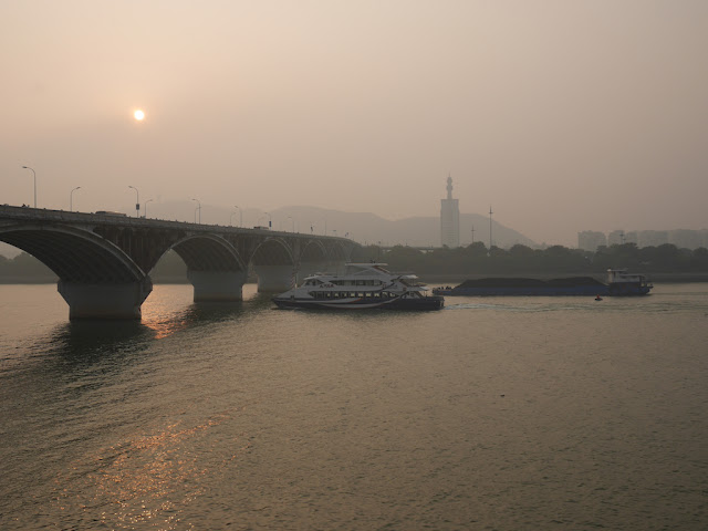 two boats approaching Juzizhou Bridge (橘子洲大桥) in Changsha