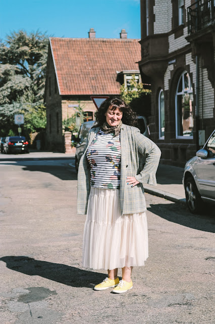 Karoblazer mit Tüllrock gelben Superga und Lulu Guinness Tasche auf 50+ Mode Blog