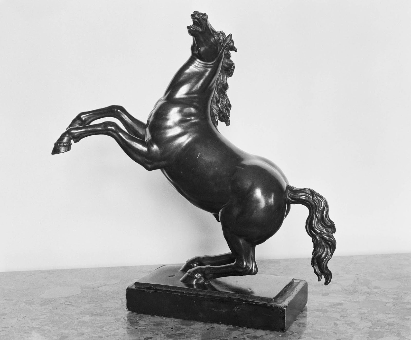 Буцефал это чей конь. Буцефал конь. Памятник Буцефалу. Буцефал в скульптуре.
