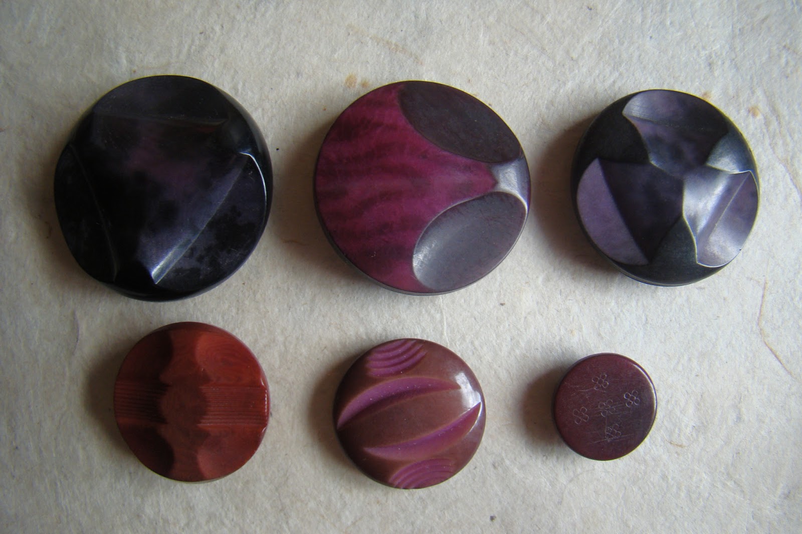 Bouton Ancien En Corozo Bordeaux Et Beige - Mercerie Vintage Pour Projets Créatifs