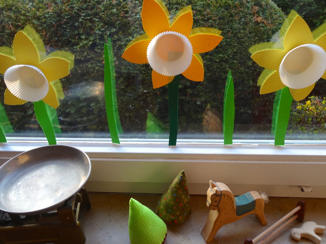 Frische Brise Frühlingsblumen für das Fenster