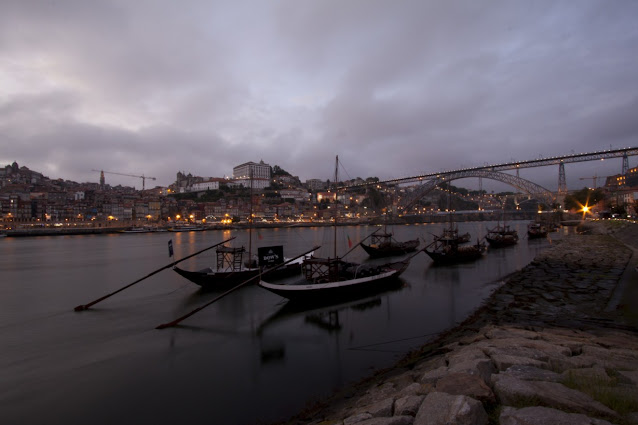 Porto vista da Vila Nova de Gaia e imbarcazioni tipiche con le botti del vino Porto