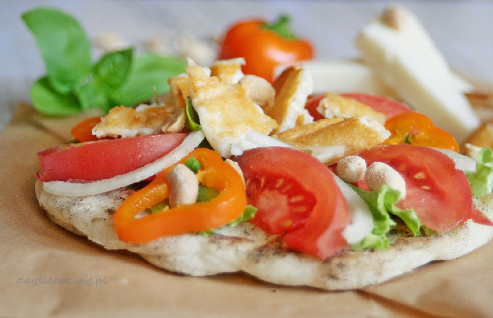 Chlebek pita z opiekanym serem halloumi i orzeszkami DAYLICOOKING