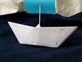 DIY: Papierschiff-Einladungen für den Kindergeburtstag basteln. Die Schiffchen aus Papier machen den Kindern Spaß, die Geburtstagskinder können auch gut mitbasteln.