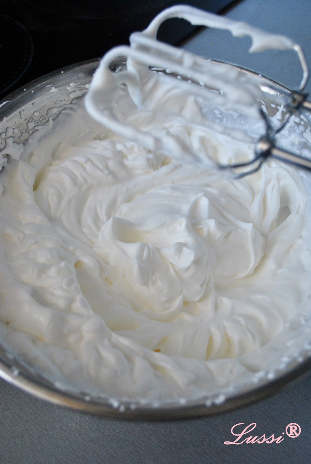 Рецепт крема из сливок и маскарпоне. Маскарпоне это взбитые сливки. Перевзбитый маскарпоне. Крем из маскарпоне для торта. Крем с маскарпоне и сливками для торта.