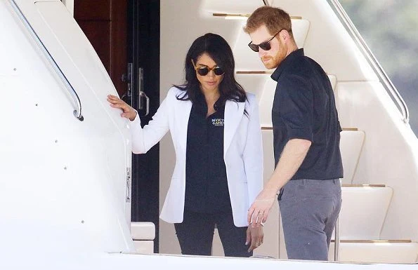 Meghan Markle wore Altuzarra Acacia blazer,  Mother Denim Looker skinny jeans, Illesteva palm beach sunglasses