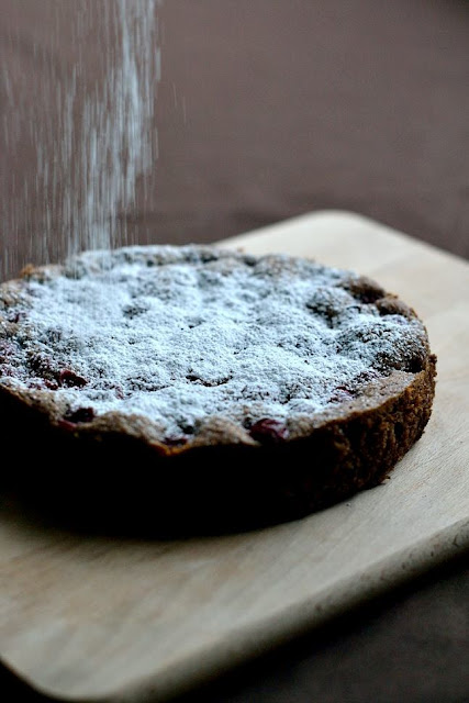 Kirsch-Nuss-Schokokuchen als Gastbeitrag zum Bloggeburtstag. Saftiger Kuchen berieselt mit Puderzucker.