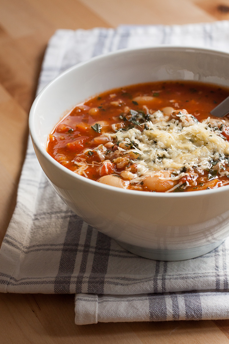 Brza Paradajz Corba Sa Pasuljem Na Tanjiru