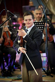 Emmanuel de 13 años habla inglés, español, francés y latín, toca el violín y tiene Síndrome de Down