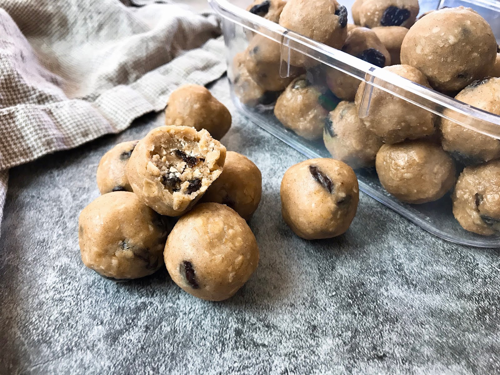 No Bake Cinnamon Raisin Bread Balls (vegan, glutenfree)