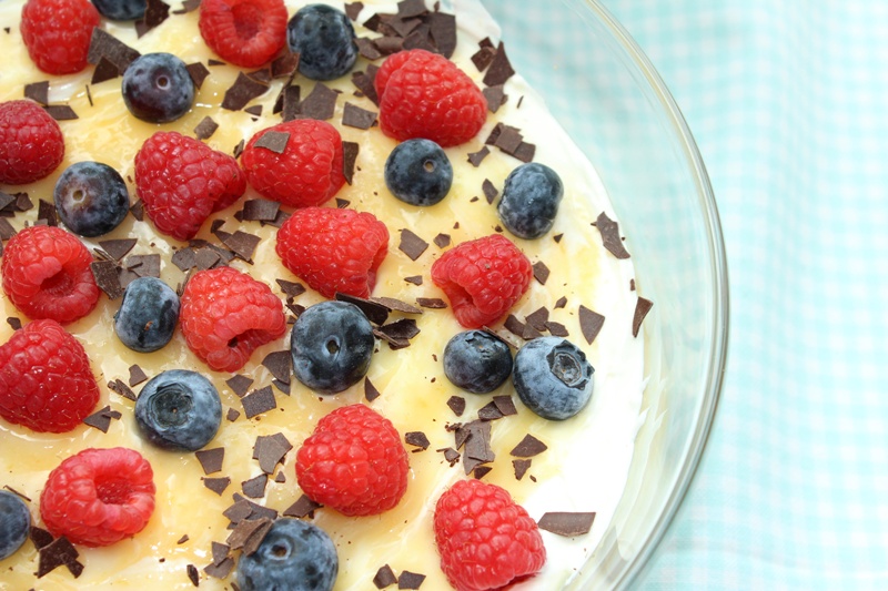 Sonntagssüß - Lemon Trifle mit Himbeeren und Blaubeeren - Sasibella