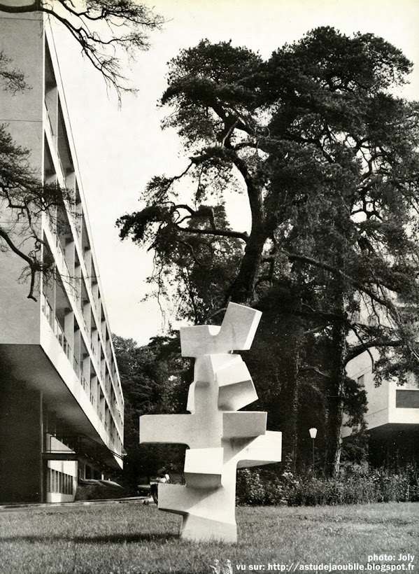 Meudon - Résidence de l'Abbaye, rue des Capucins  Architectes: Jean Ginsberg, André Ilinski  Construction: 1958  Sculpture: André Bloc