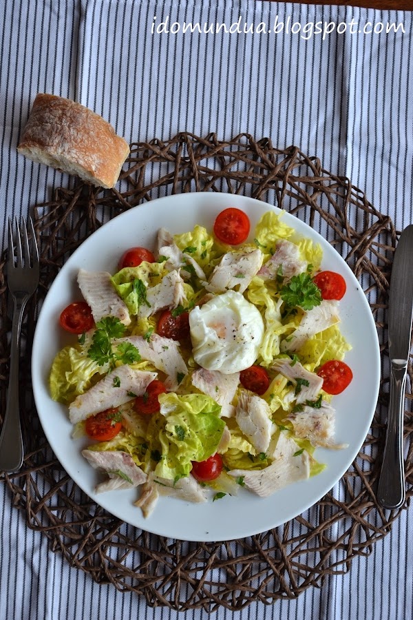 Ensalada de trucha con huevo escalfado