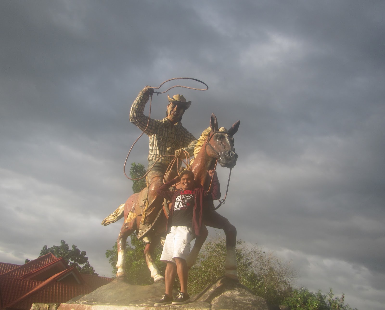 LEXICAL CROWN: GET CLOSER WITH THE GIANT KAAMULAN HEADDRESS AND DANCERS ...
