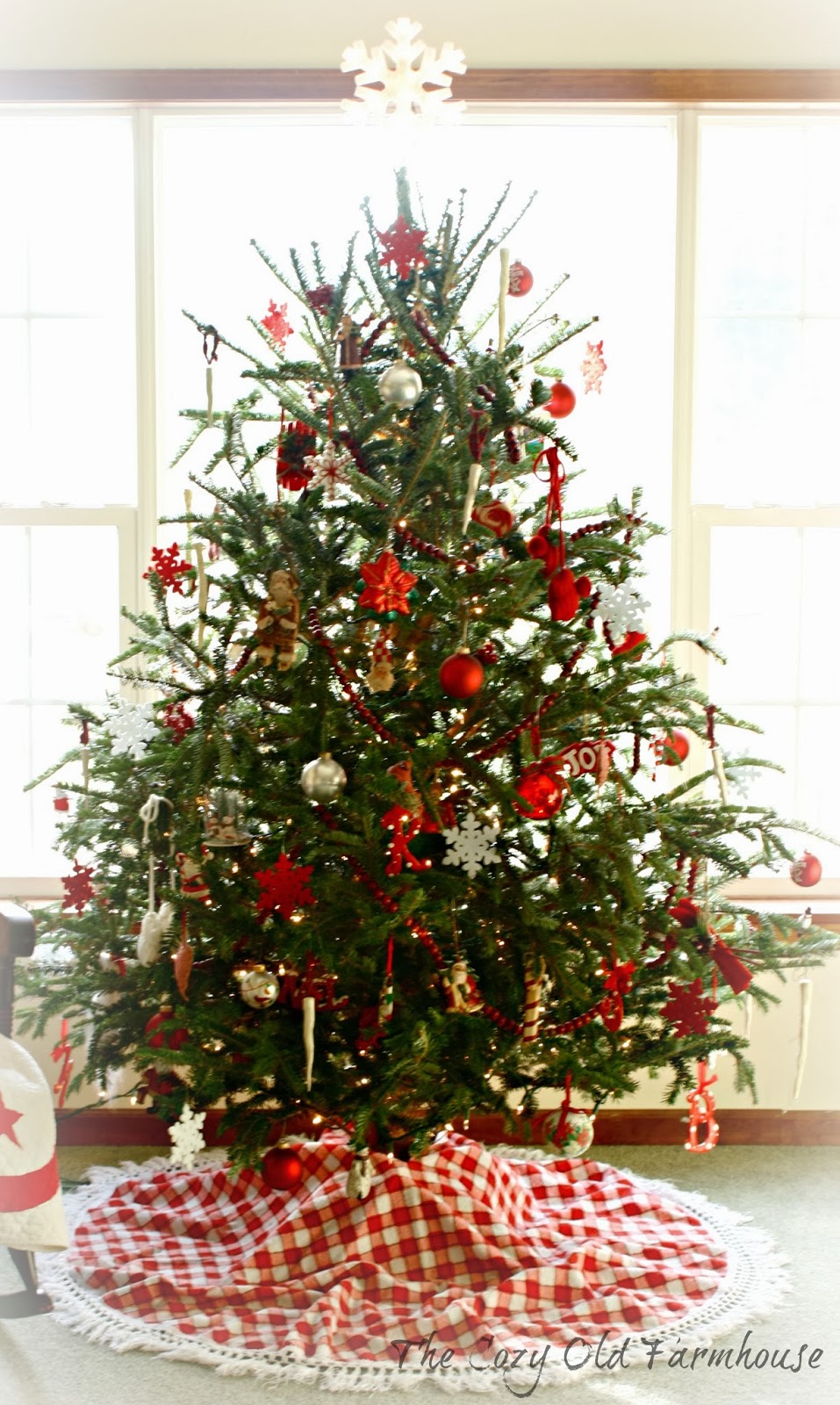 The Cozy Old "Farmhouse": Red and White Nordic Christmas Tree