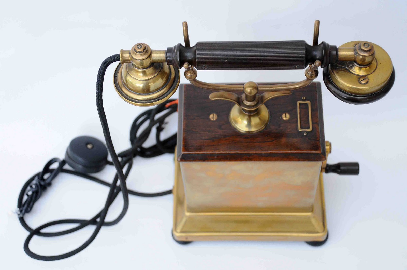 Телефон 18 тг. Телефон 18 века. Старый телефон 18 века. Телефон в 18 веке. Первые телефоны в 18 веке.